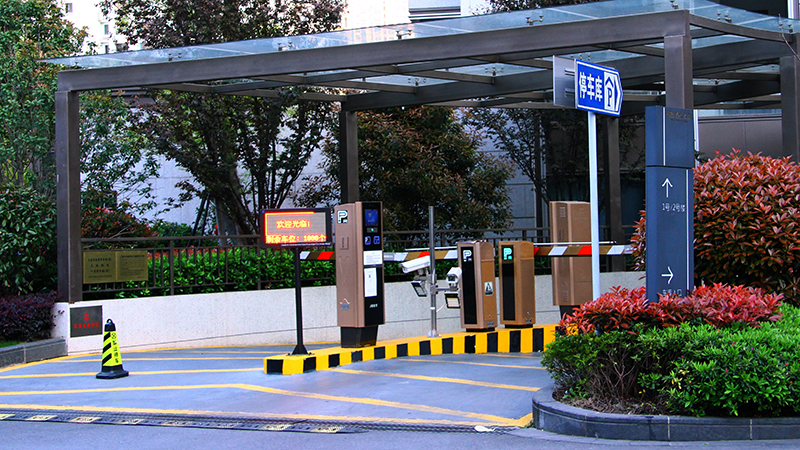 不要成為“泡水車(chē)”，這樣停放更安心